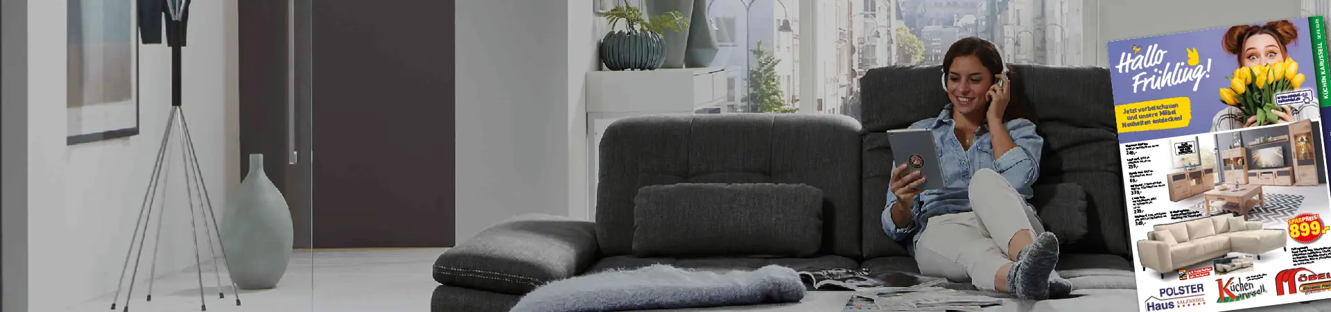 Frau sitzt entspannt auf grauem Sofa und liest die Möbelhaus Salzwedel Werbung mit günstigen Angeboten zu Sofas und Wohntrends. Moderner Wohnraum, gemütliche Atmosphäre und Fokus auf preiswerte Möbel Highlights.